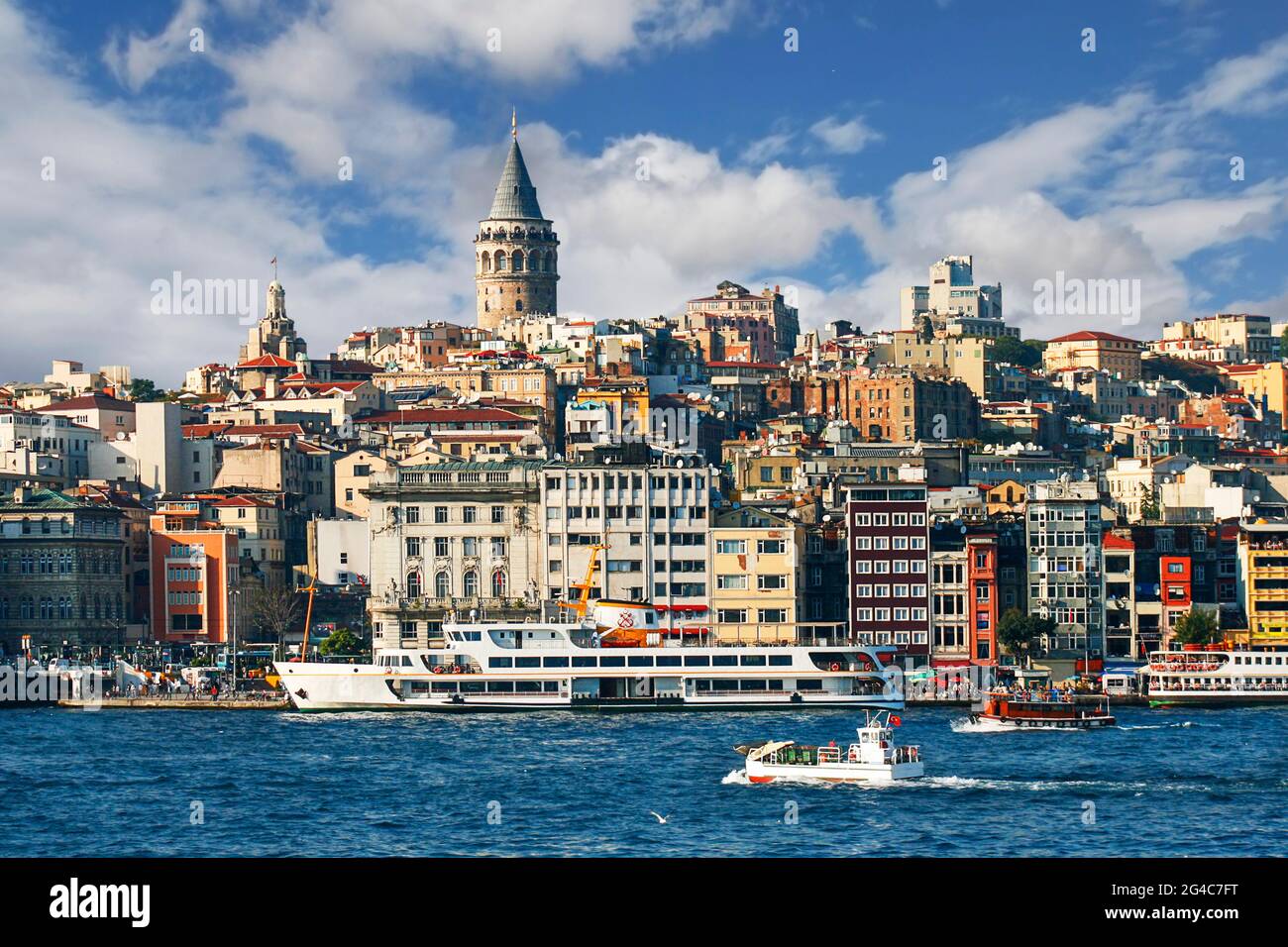 Skyline di Istanbul con la Torre Galata dal Corno d'Oro, Istanbul, Turchia Foto Stock