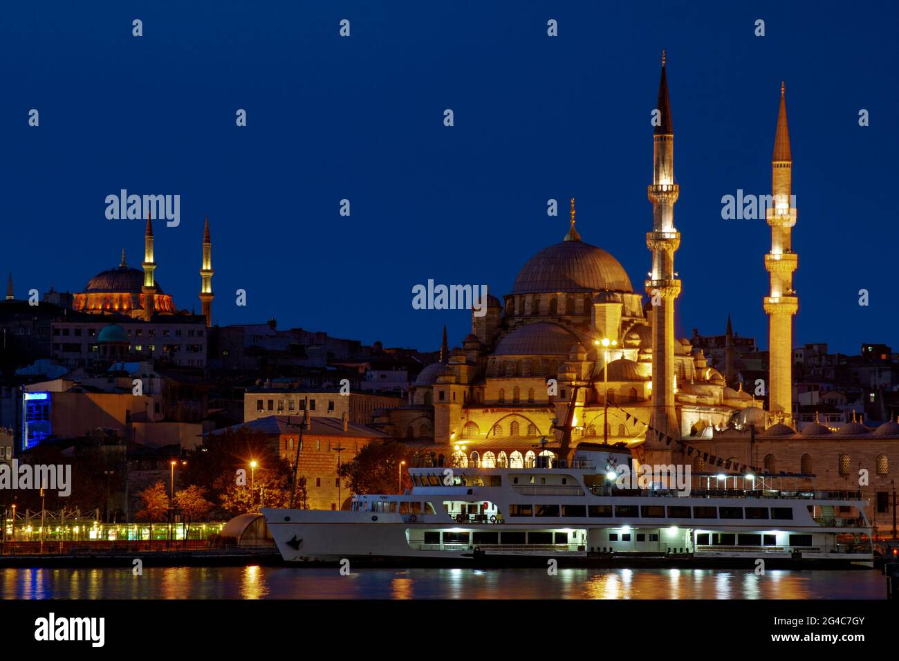 Yeni Cami conosciuta come Nuova Moschea a Istanbul con la Moschea Nuruosmaniye sullo sfondo, Istanbul, Turchia Foto Stock