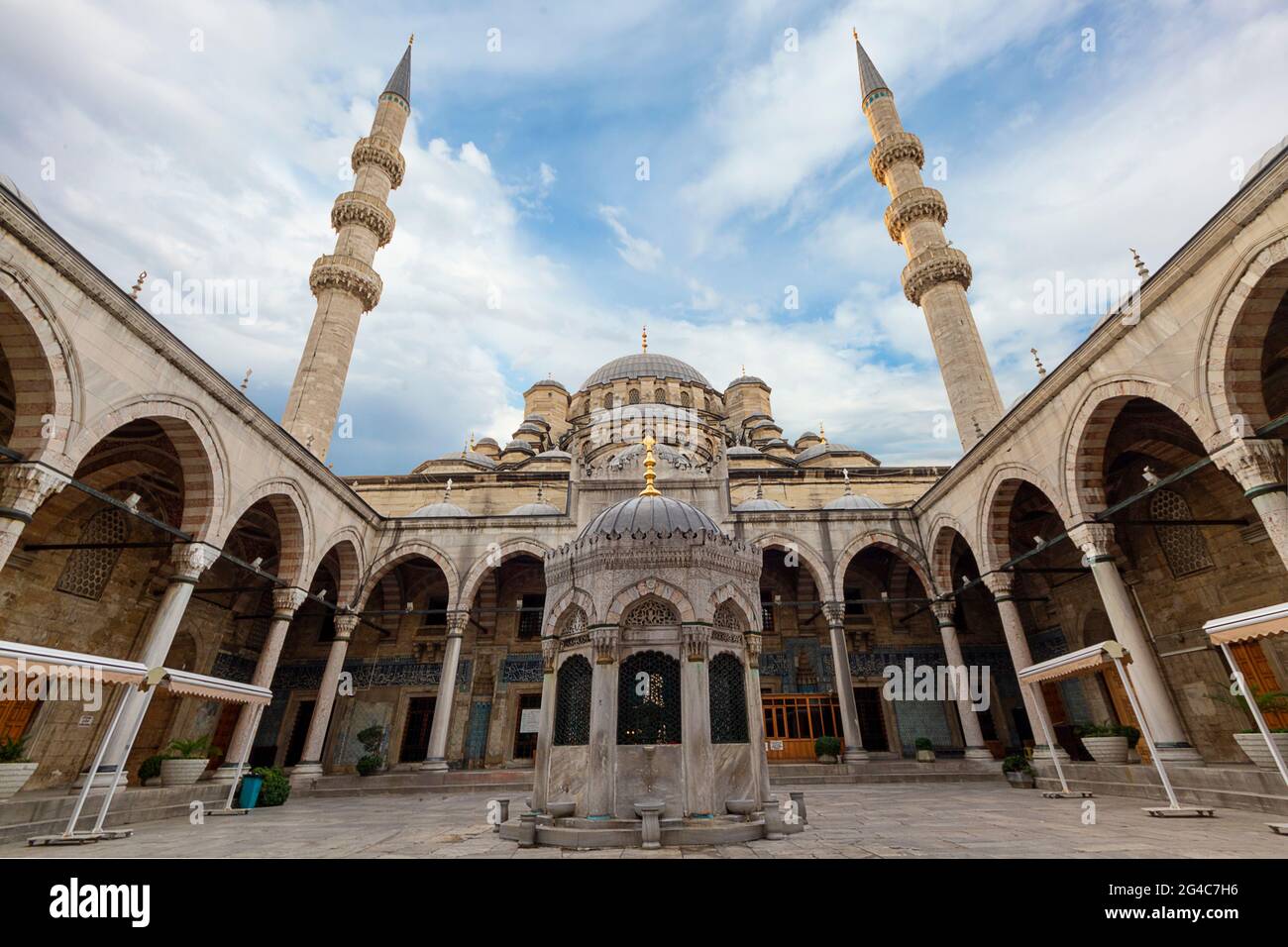 Cortile della Nuova Moschea conosciuto anche come Yeni Cami a Istanbul, Turchia Foto Stock