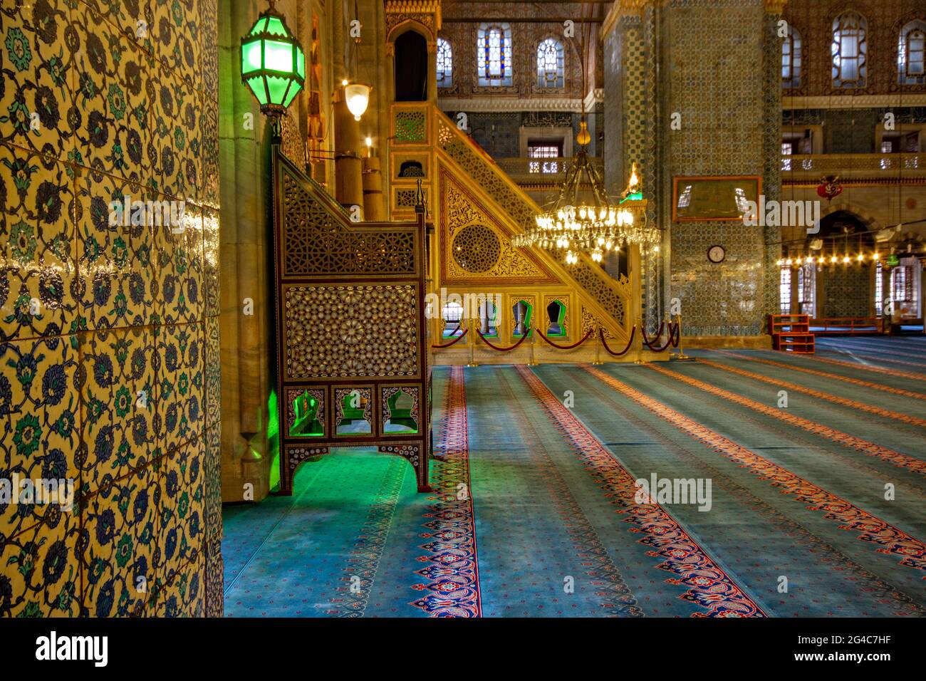All'interno della Nuova Moschea conosciuta anche come Yeni Cami a Istanbul, Turchia Foto Stock
