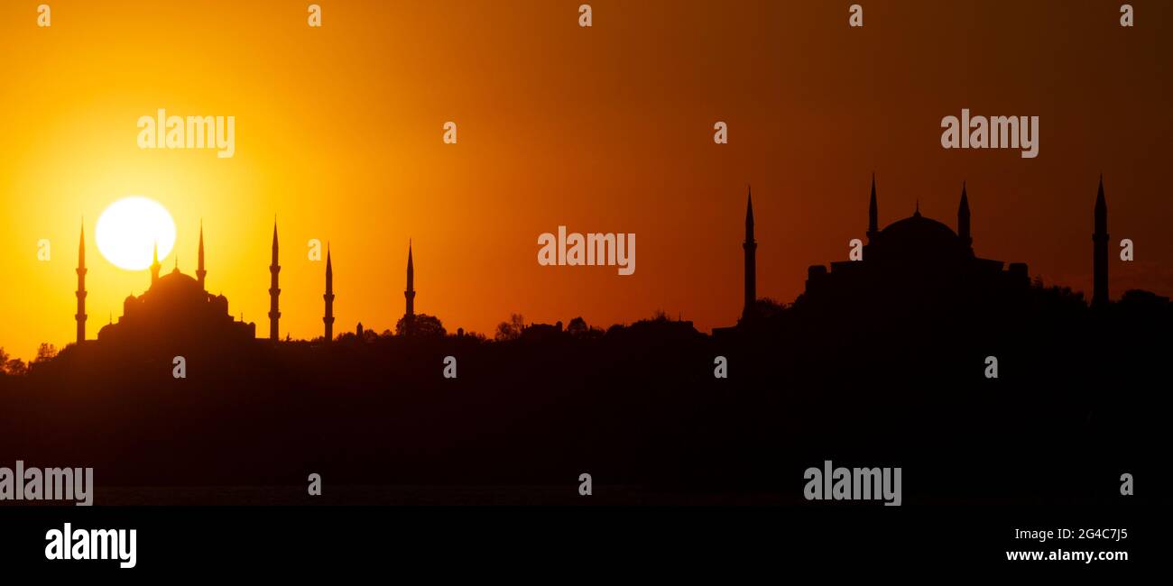Skyline di Istanbul in silhouette al tramonto con la Moschea Blu e Hagia Sophia, Istanbul, Turchia Foto Stock