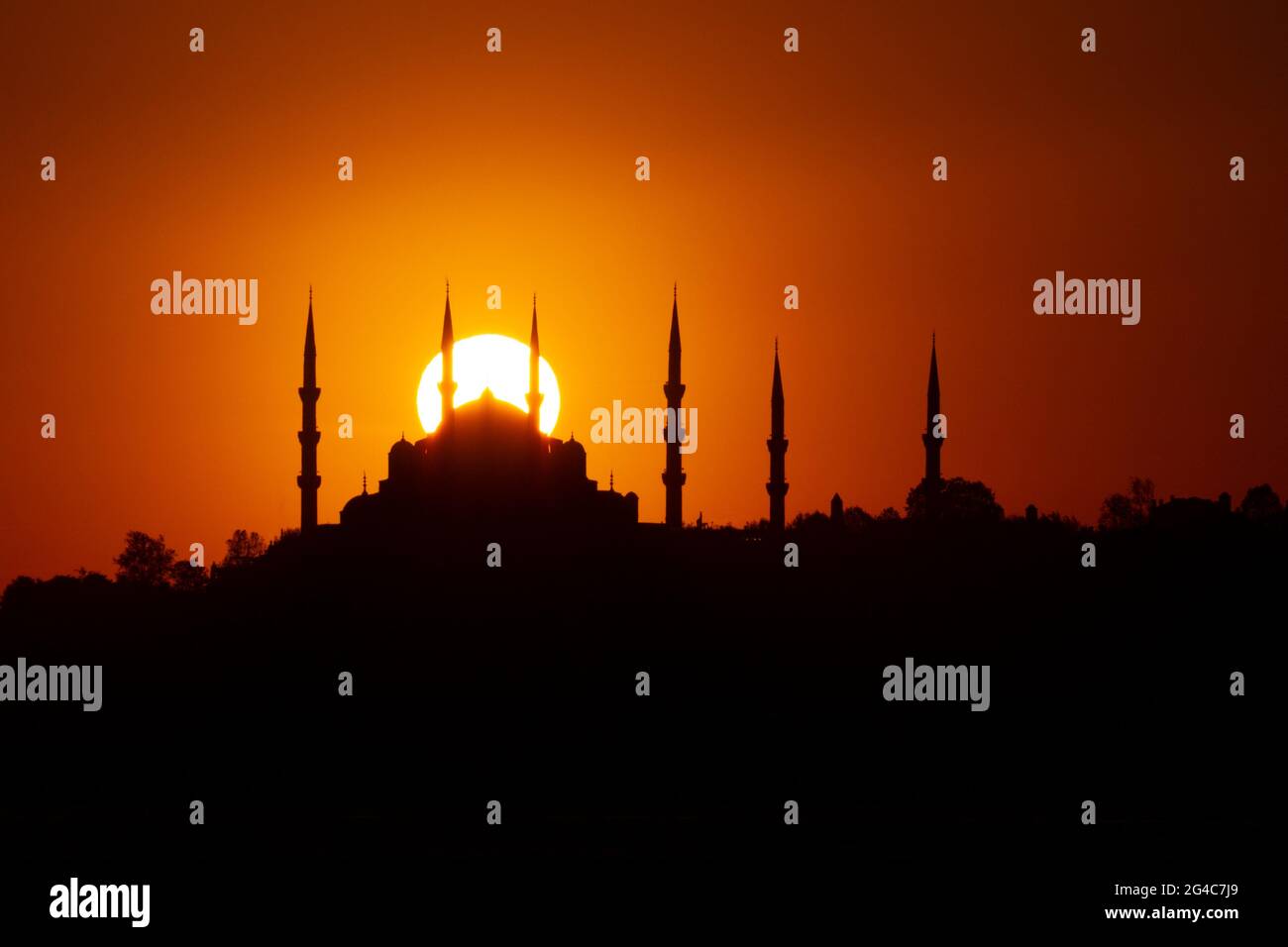 Silhouette della Moschea Blu al tramonto a Istanbul, Turchia Foto Stock
