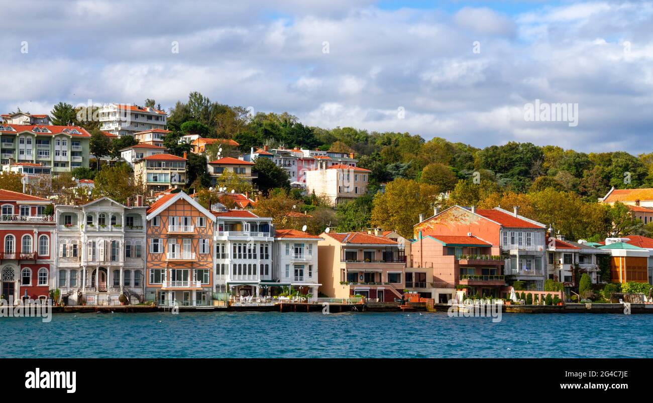 Vista sulle case lungo il Bosforo a Istanbul, Turchia Foto Stock