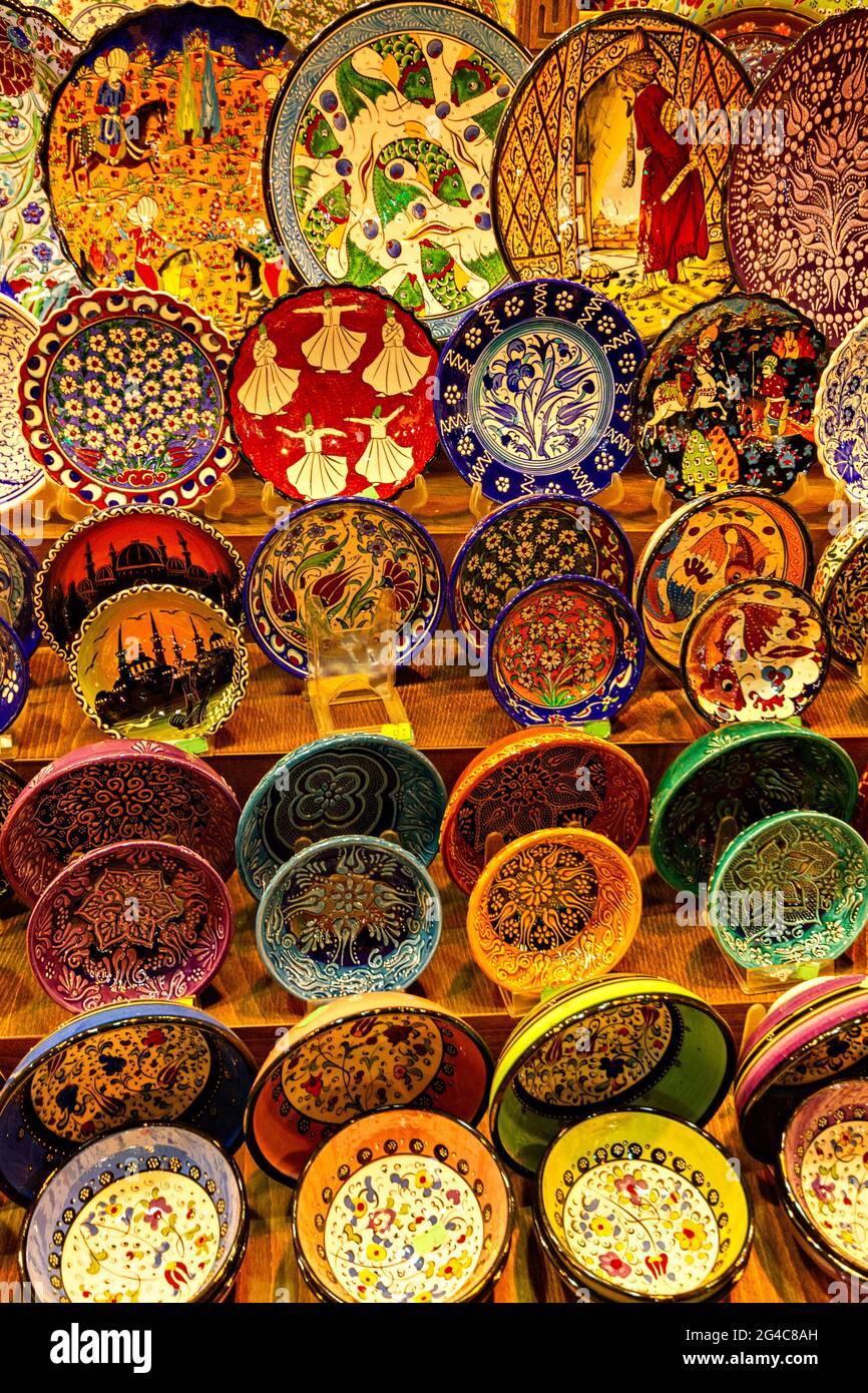 Piatti in ceramica dal design tradizionale nel Grand Bazaar, Istanbul, Turchia Foto Stock