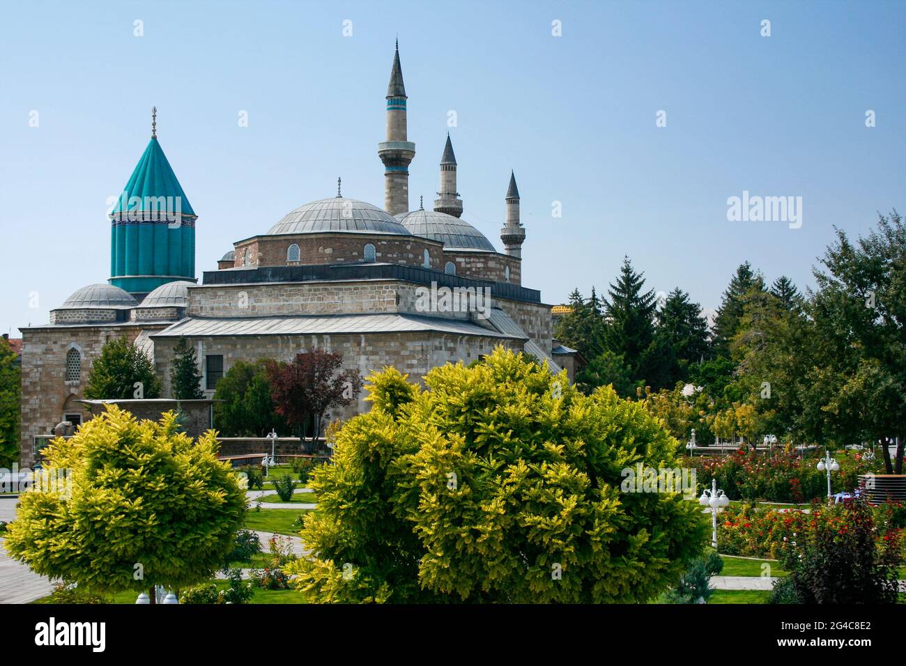 Skyline di Konya con la cupola verde del Mausoleo di Mevlana Rumi e Selimiye moschea, Konya, Turchia. Foto Stock