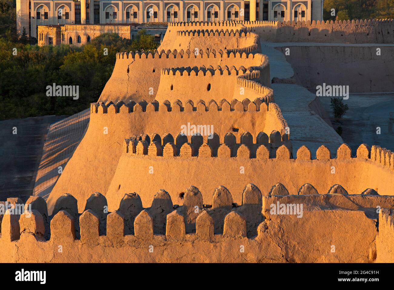 Mura della città antica di Khiva, al tramonto, Khiva, Uzbekistan Foto Stock