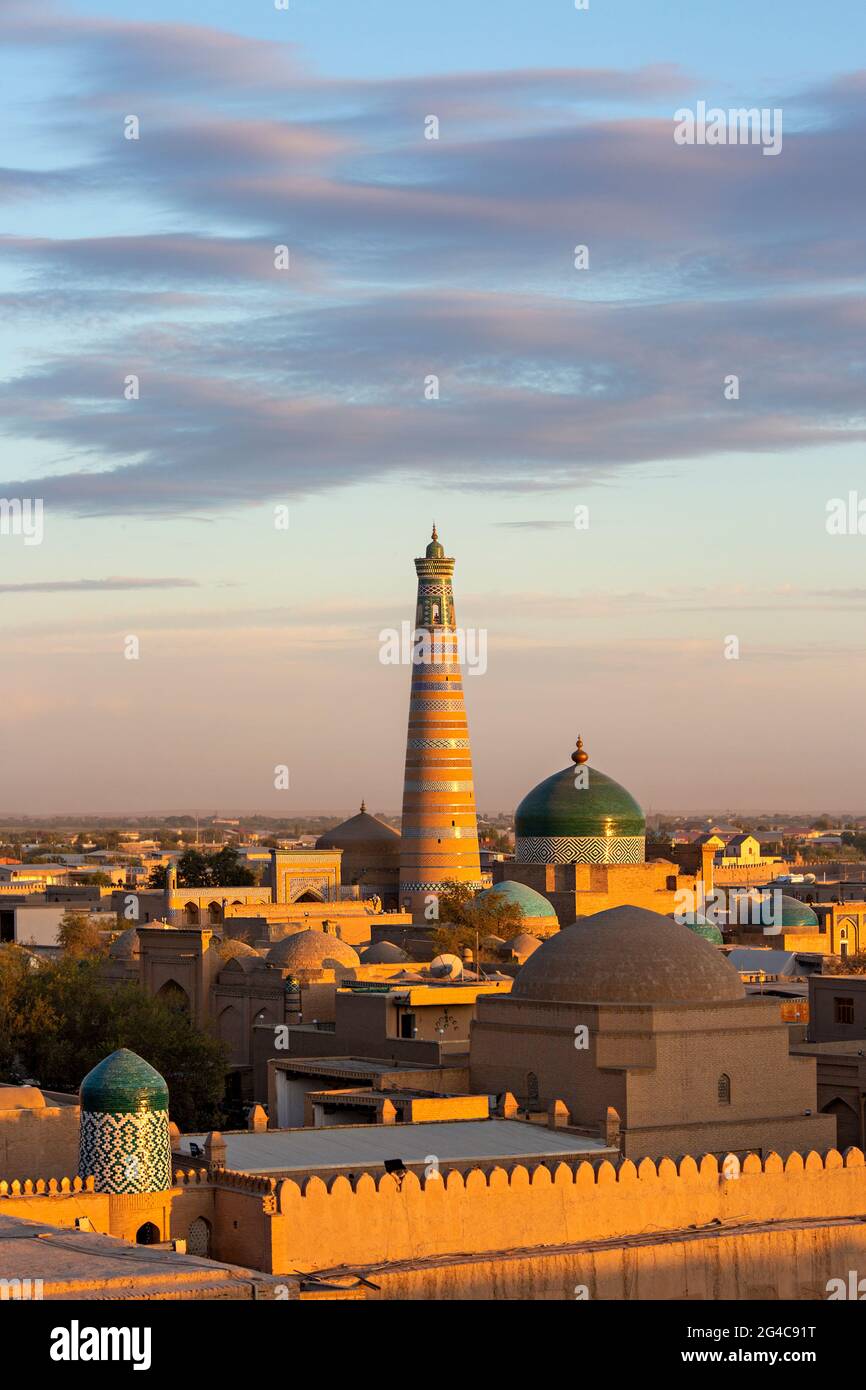 Skyline dell'antica città di Khiva al tramonto, Uzbekistan. Foto Stock