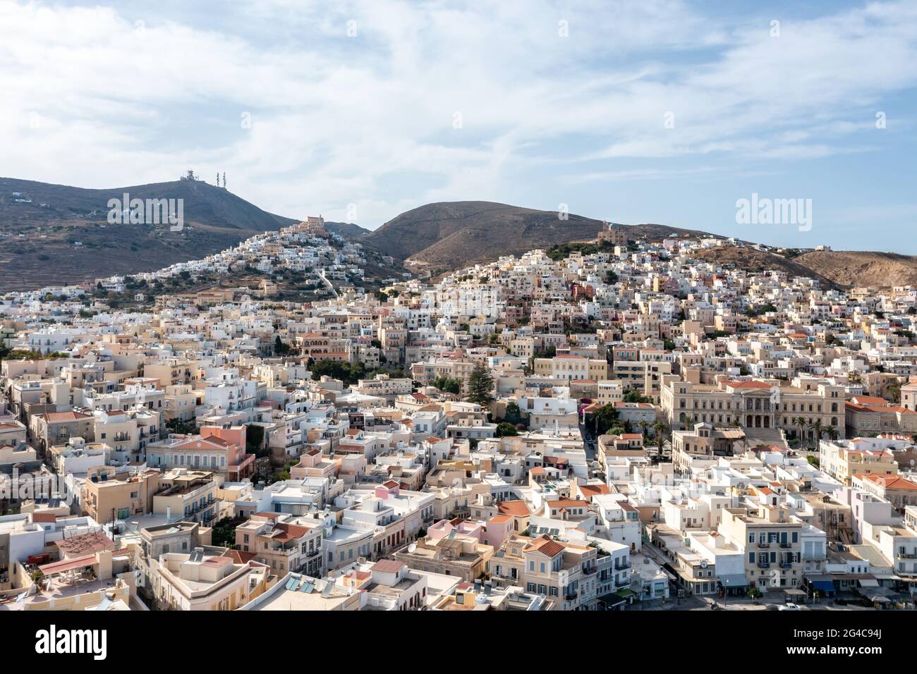 Ermoupolis e Ano Siros città paesaggio, isola di Syros, Grecia, vista aerea drone. La cattedrale cattolica di San Giorgio e la chiesa ortodossa di Re Foto Stock