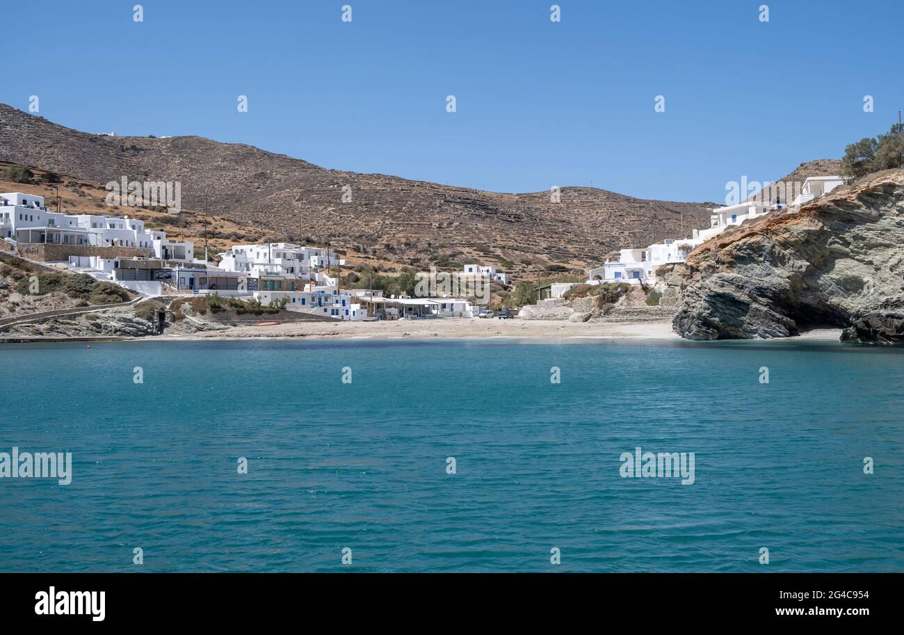 Vacanze estive in un'isola greca, Cicladi, Grecia. Nuoto a Folegandros spiaggia di sabbia Agkali, acque turchesi limpide e sfondo blu cielo. Bianco Foto Stock