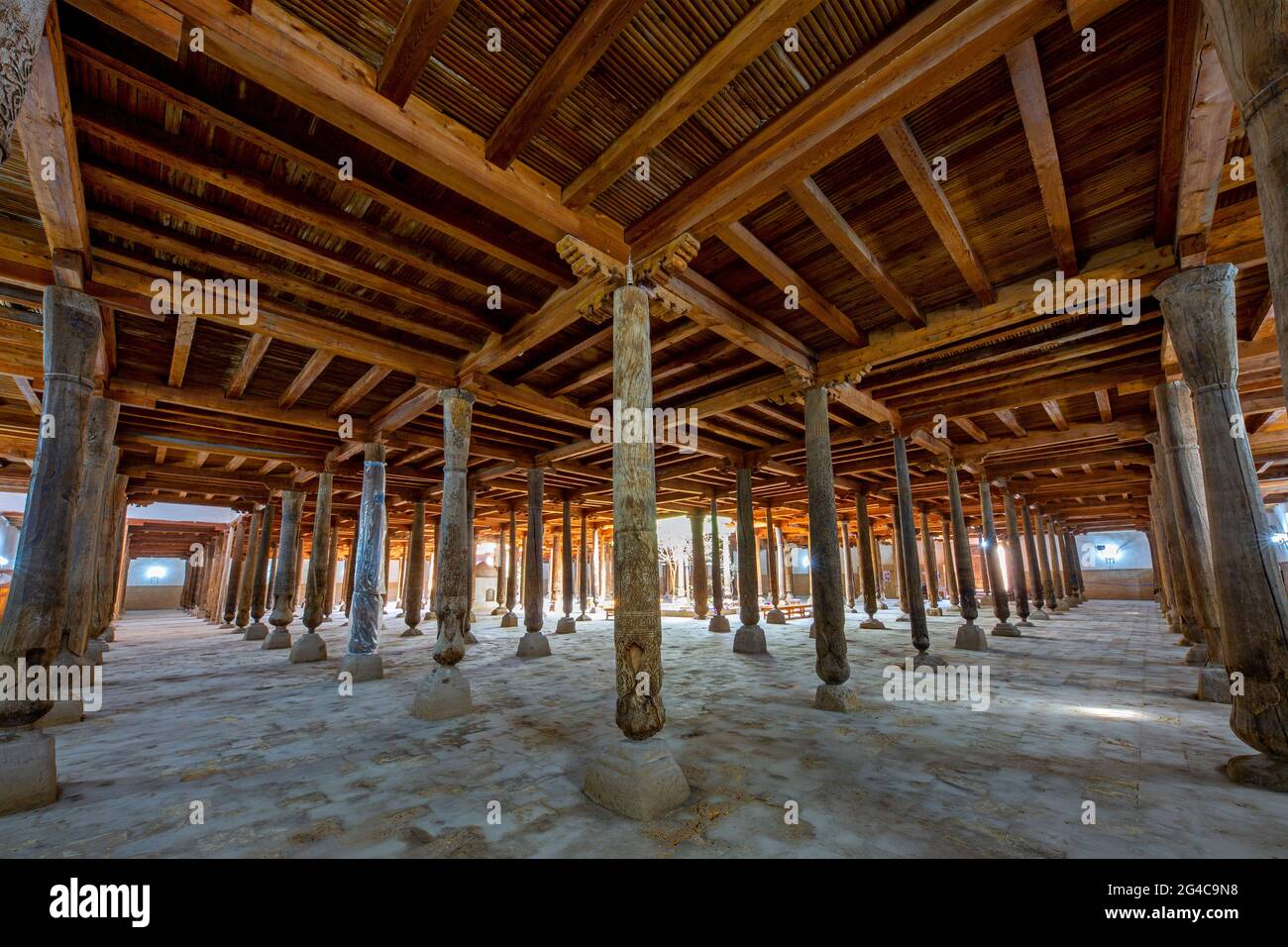 Interno della Moschea Juma e le sue colonne in legno, a Khiva, Uzbekistan. Foto Stock