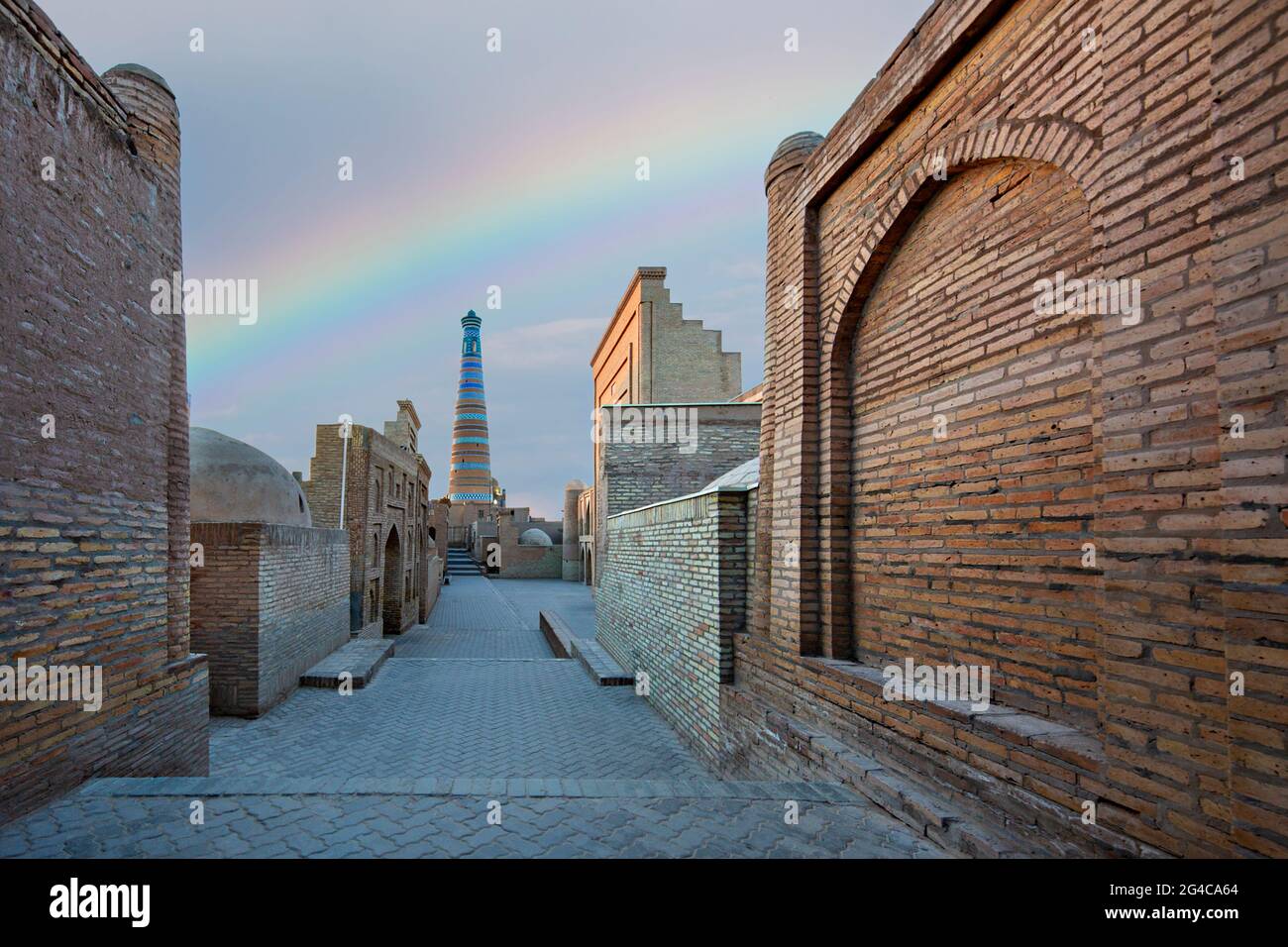 Città vecchia Khiva all'alba con Islam Khoja Minaret sullo sfondo, Uzbekistan Foto Stock