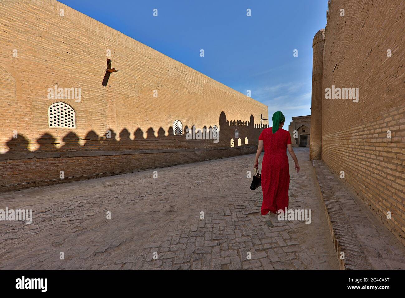 Strada stretta nel centro storico di Khiva, Uzbekistan Foto Stock