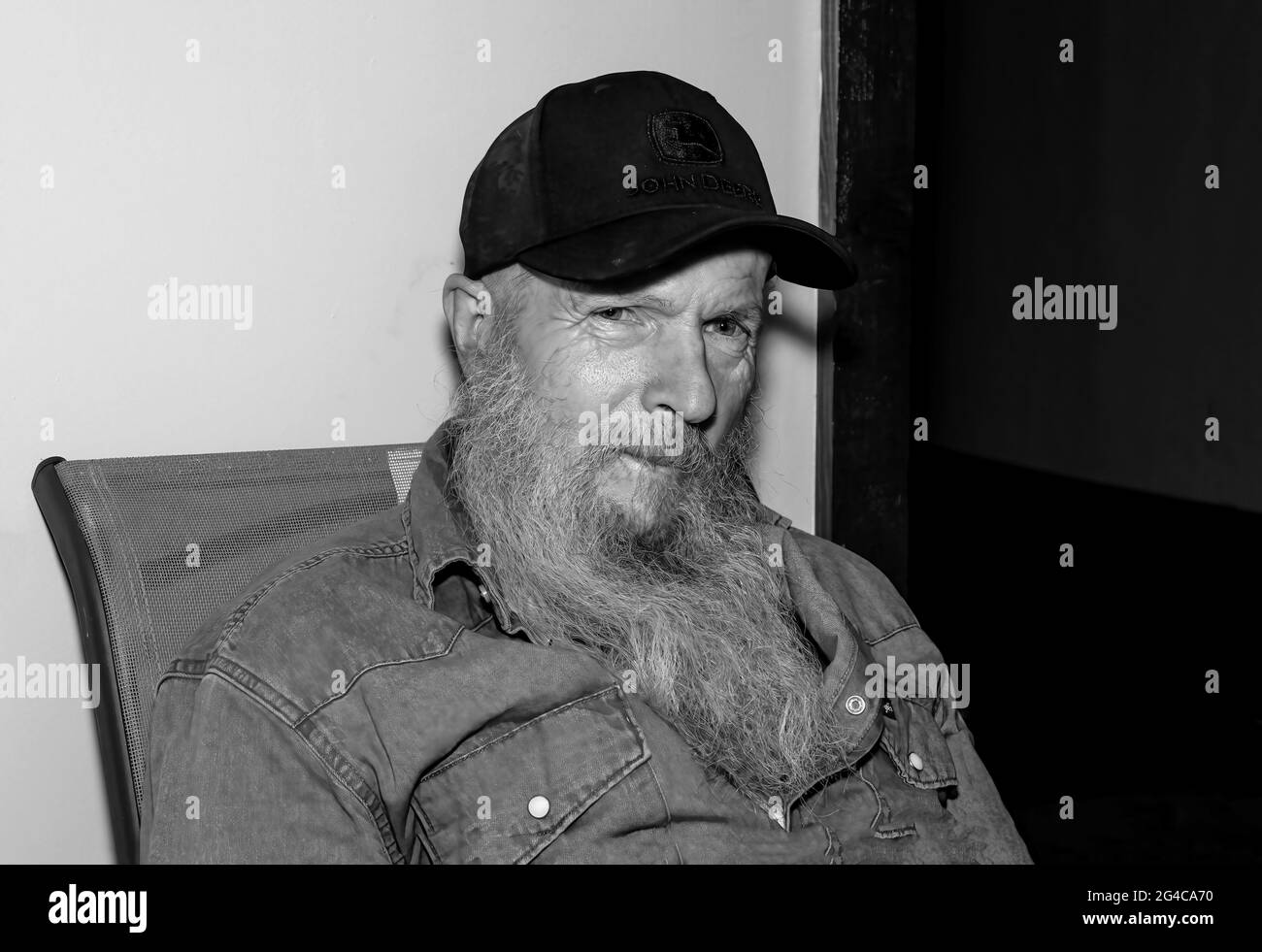 Ritratto bianco e nero di un uomo che è un contadino. Foto Stock