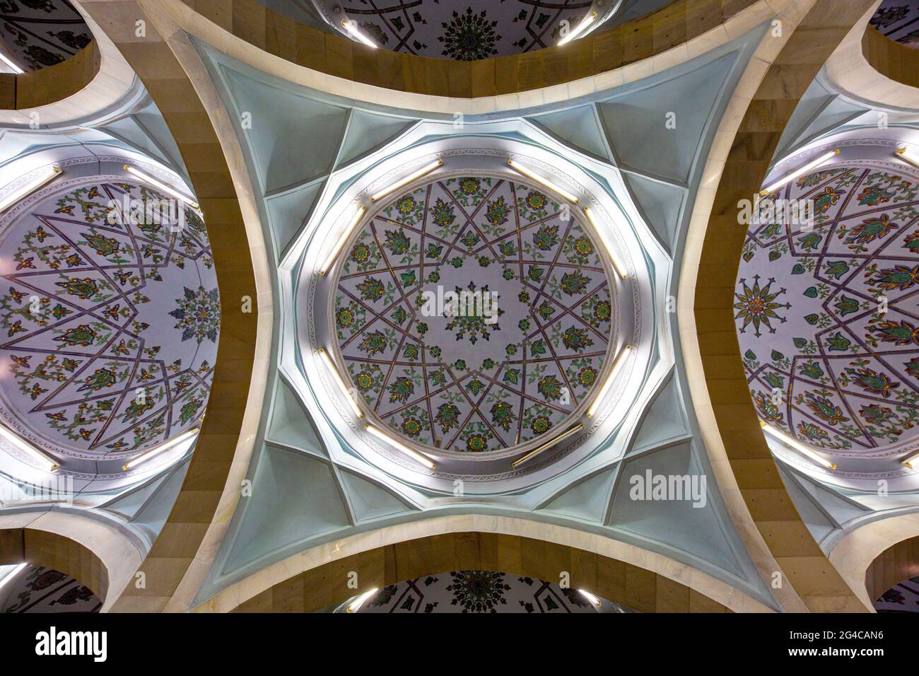 Soffitto a cupola della stazione della metropolitana Alisher Navoi che prende il nome dal poeta musulmano omonimo, a Tashkent, Uzbekistan Foto Stock