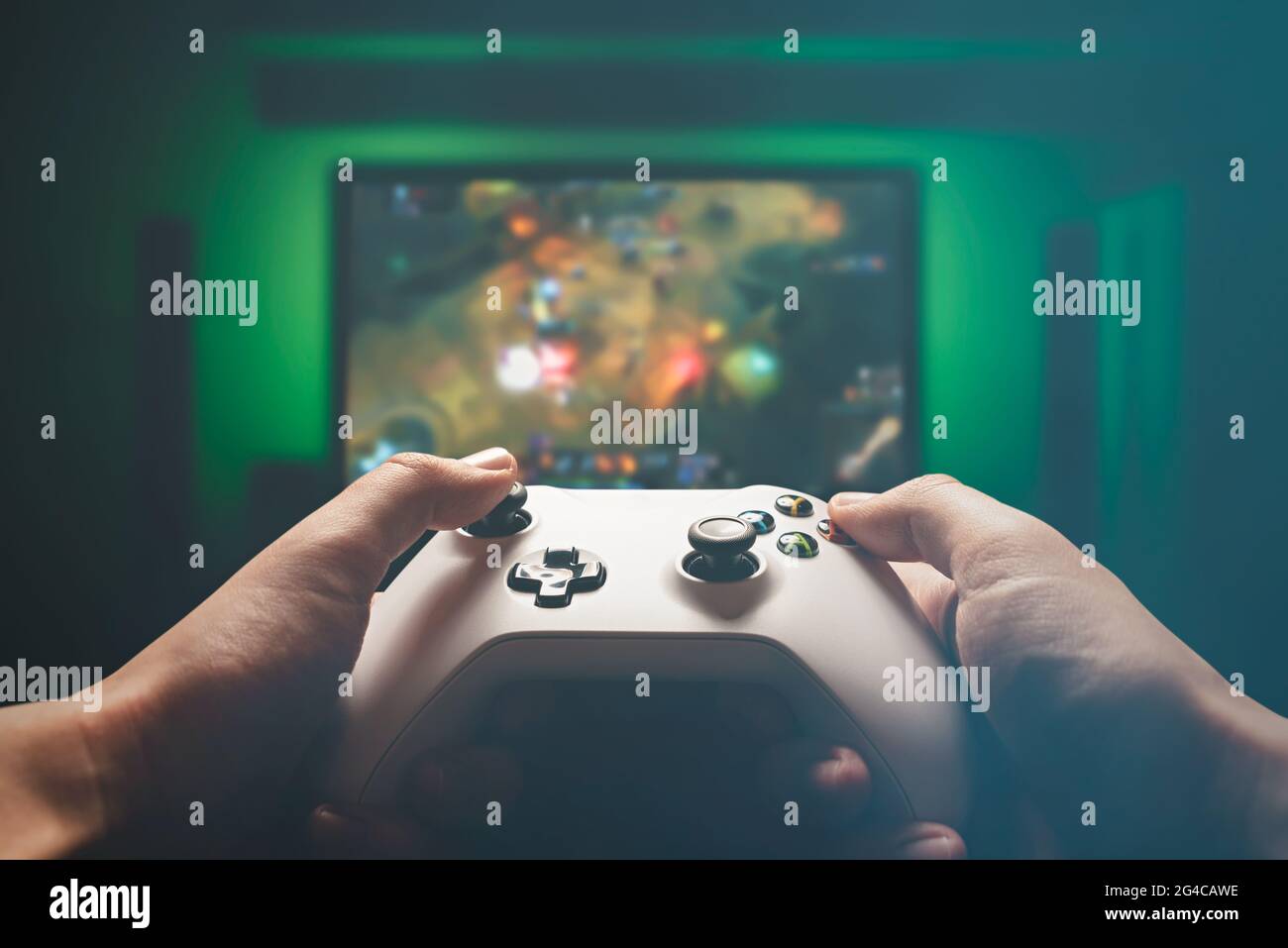 L'uomo sta giocando sulla console. Uomo che tiene il gamepad e gioca a RPG Foto Stock