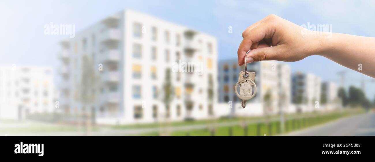La mano tiene le chiavi alla casa, l'acquisto del vostro proprio concetto di appartamento. Ampia immagine con spazio di copia per lo sfondo di Internet Foto Stock
