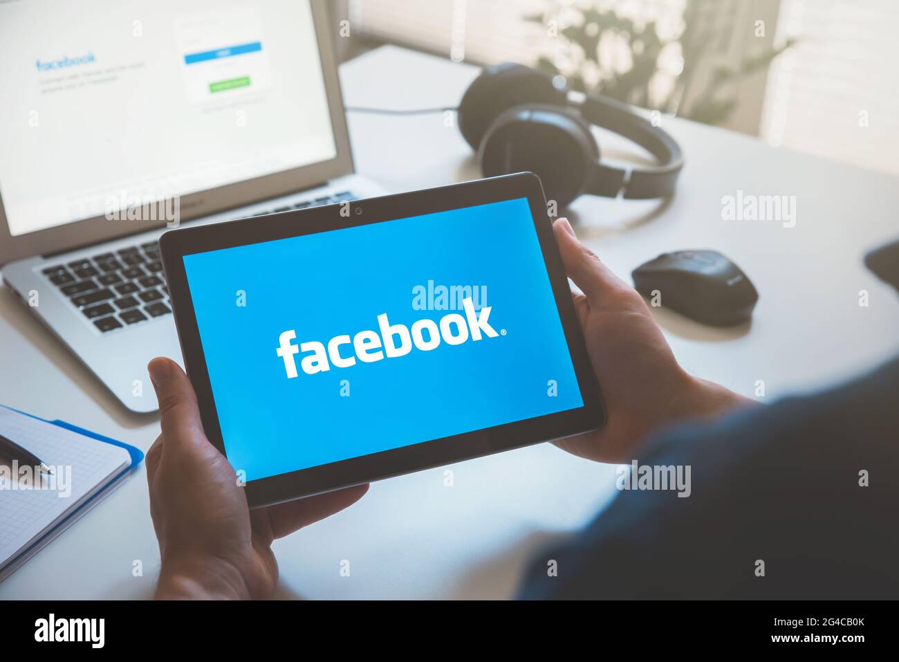 Wroclaw, Polonia - 17 GIU 2021: Uomo che usa l'appicazione di Facebook su tablet Huawei MediaPad T3. Facebook è il servizio di social media più diffuso. Foto Stock