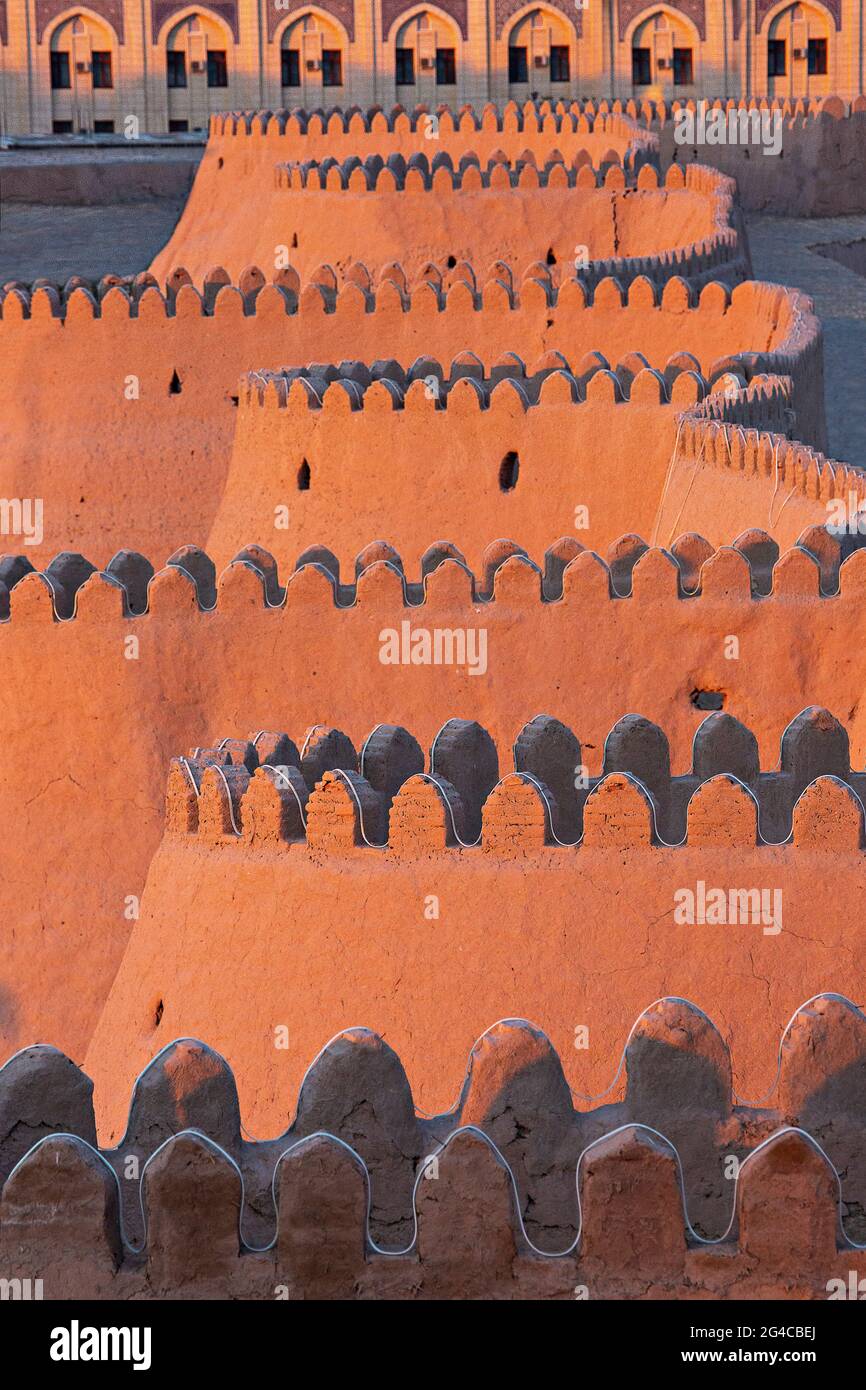 Mura della città antica di Khiva, al tramonto, Khiva, Uzbekistan Foto Stock