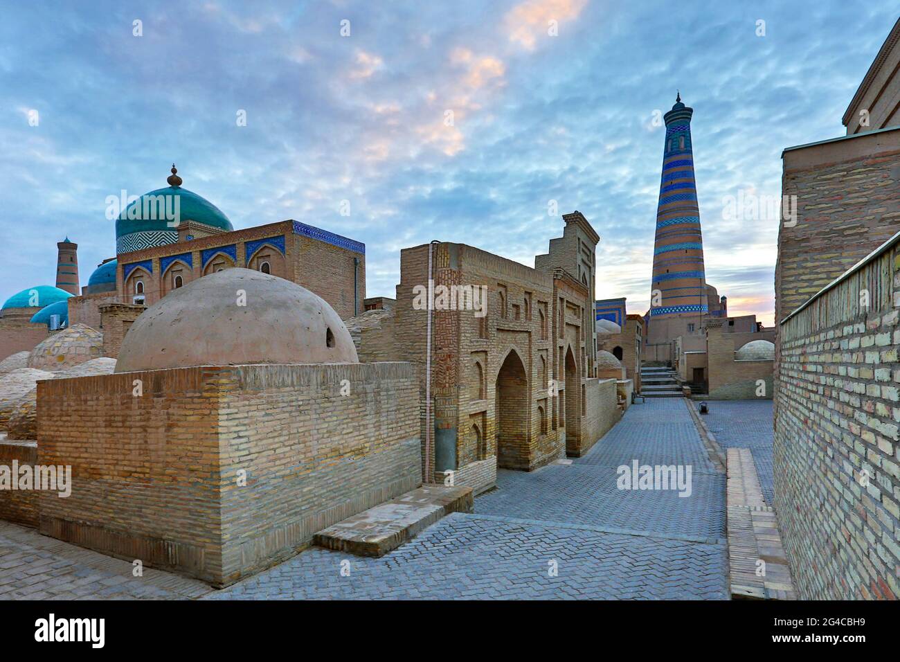 Città vecchia Khiva all'alba con Islam Khoja Minaret sullo sfondo, Uzbekistan Foto Stock