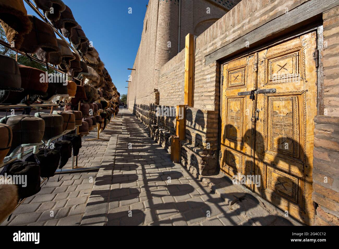 Mostra di cappelli tradizionali e ombre a Khiva, Uzbekistan Foto Stock