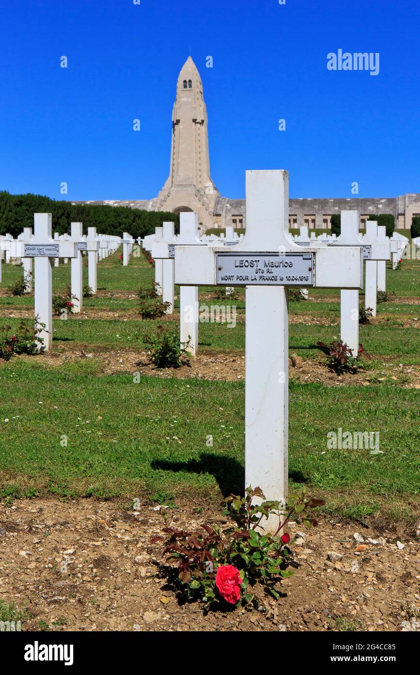 La prima guerra mondiale Douaumont Ossuary & Fleury-devant-Douaumont Necropoli Nazionale a Douaumont-Vaux (Mosa), Francia Foto Stock