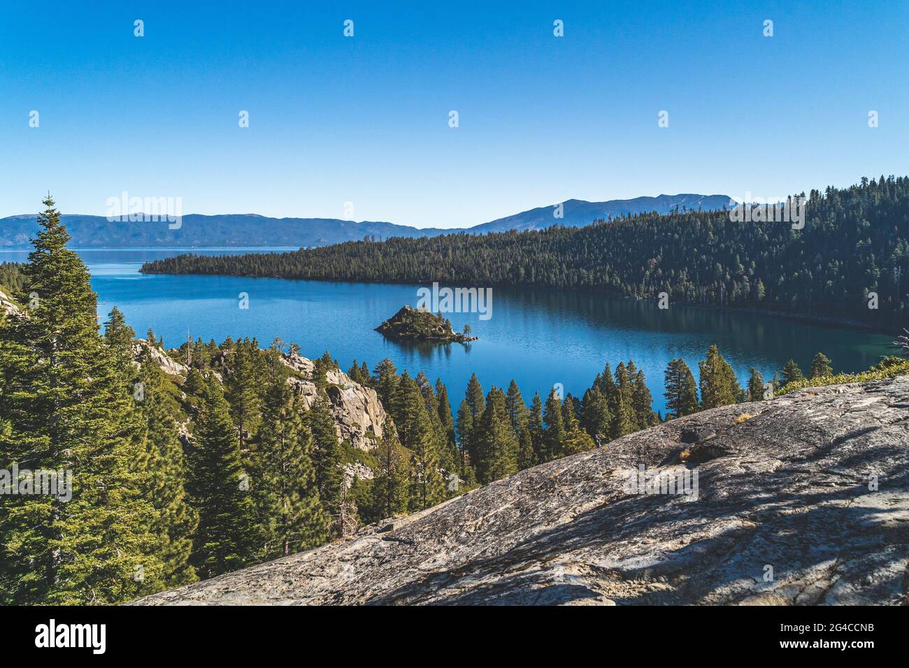 Emerald Bay, Lake Tahoe, California con vista sull'isola di Fannette in giornata Foto Stock