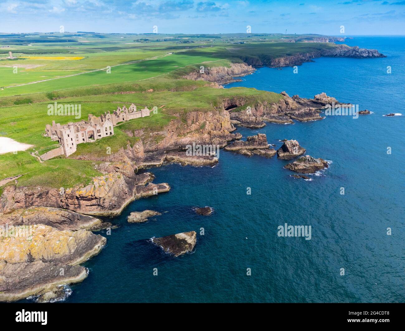 Vista aerea dal drone del castello di Slains sulle scogliere vicino a Cruden Bay ad Aberdeenshire, Scozia, Regno Unito Foto Stock