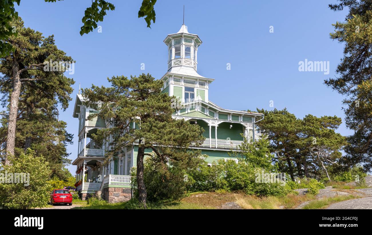 I tradizionali edifici in legno sono tipici del paesaggio urbano di Hanko Foto Stock