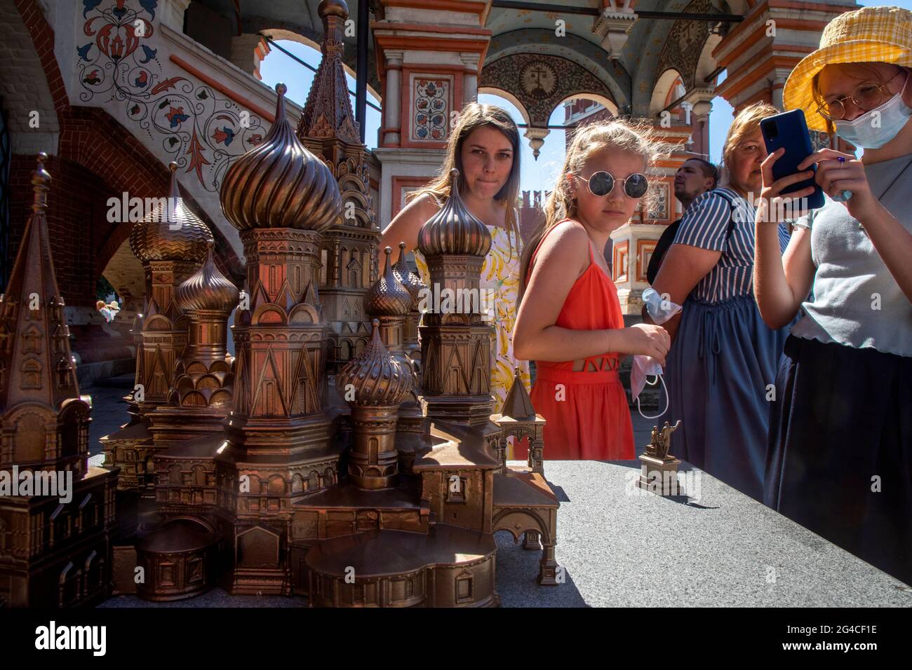 Mosca, Russia. Il 20 giugno 2021 i turisti russi durante un tour della Cattedrale di San Basilio osservano il modello del tempio, sulla Piazza Rossa di Mosca in una calda giornata estiva, la Russia Foto Stock