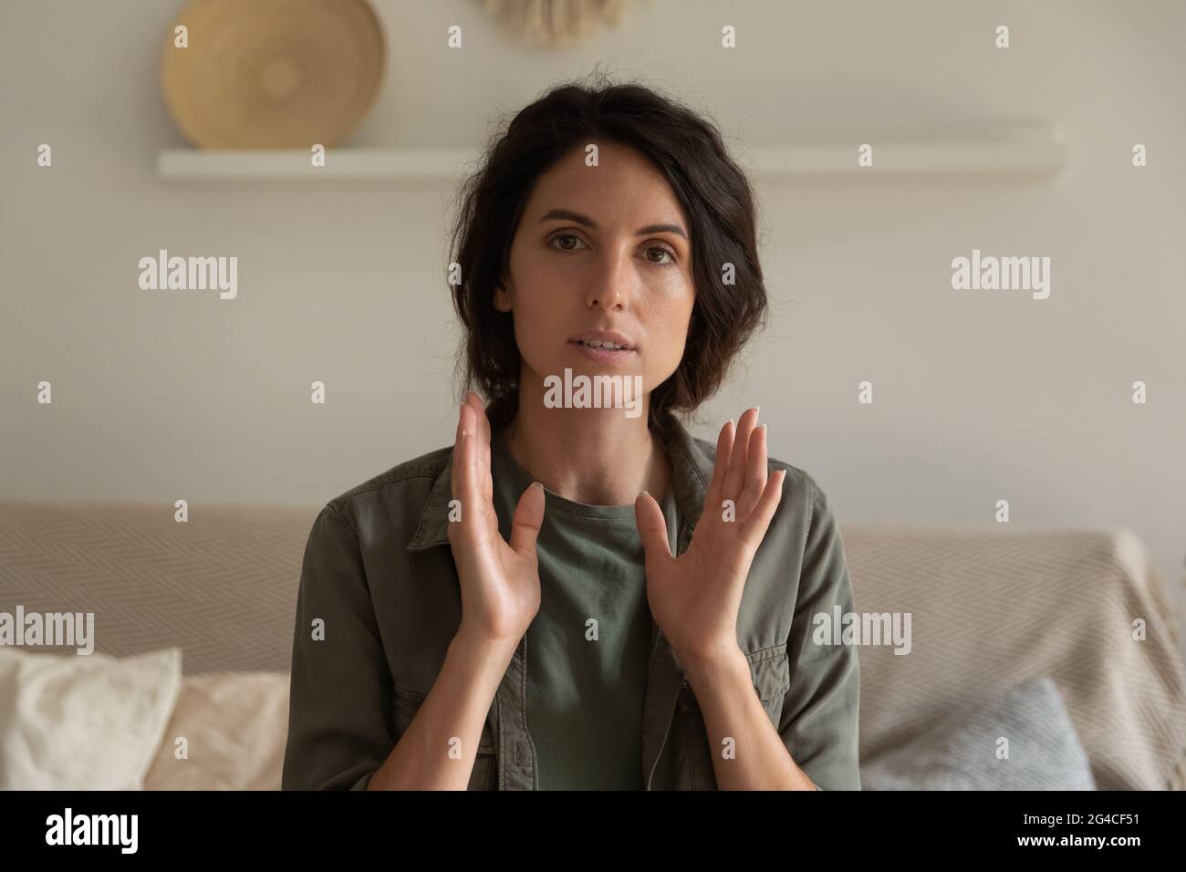 Ritratto di una donna che parla con la fotocamera, videochiamata Foto Stock