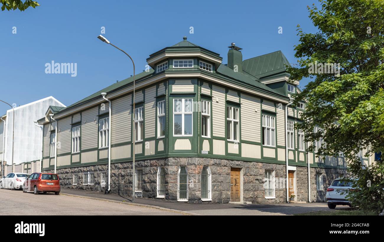 I tradizionali edifici in legno sono tipici del paesaggio urbano di Hanko Foto Stock