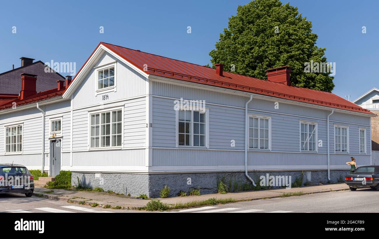 I tradizionali edifici in legno sono tipici del paesaggio urbano di Hanko Foto Stock