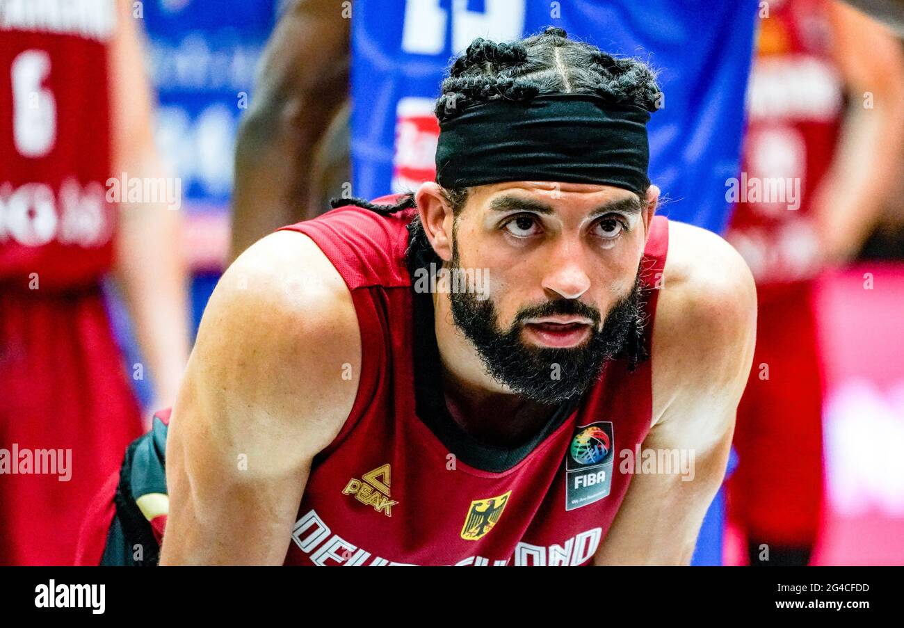 Amburgo, Germania. 20 Giugno 2021. Pallacanestro: Supercup, Germania - Italia, Giornata 3. La tedesca Joshiko Saibou attende la decisione di un arbitro. Credit: Axel Heimken/dpa/Alamy Live News Foto Stock