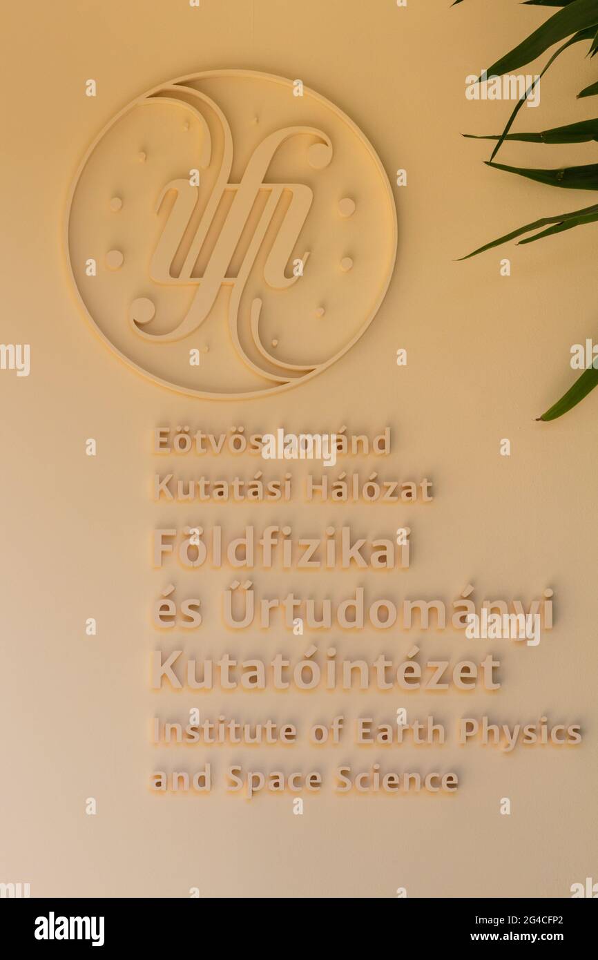 Logo e segno di Foldfizikai es Urtudomanyi Kutatointezet (istituto di fisica della terra e scienza spaziale), Sopron, Ungheria Foto Stock