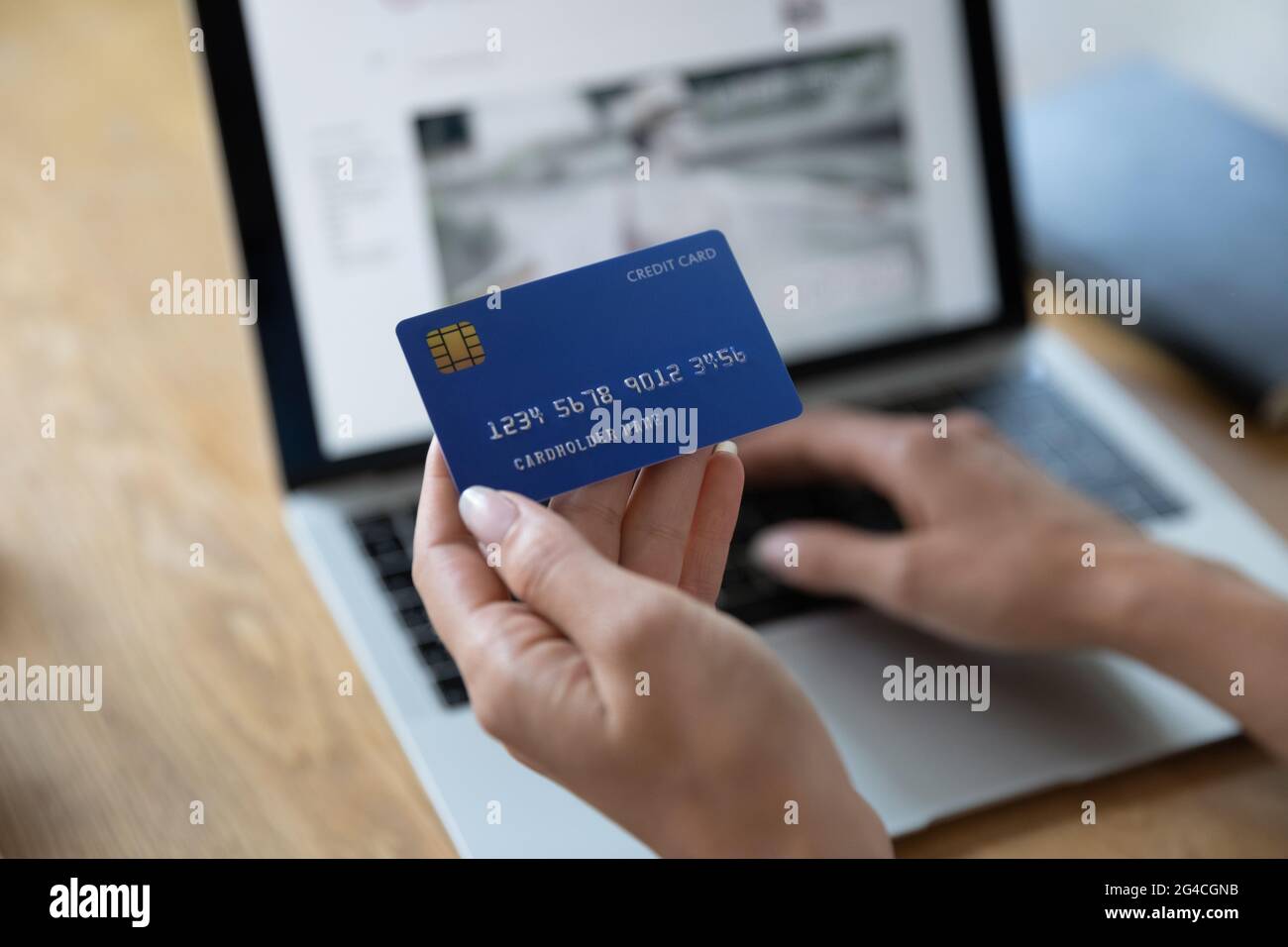 Primo piano donna con carta di credito in plastica, pagando online Foto Stock