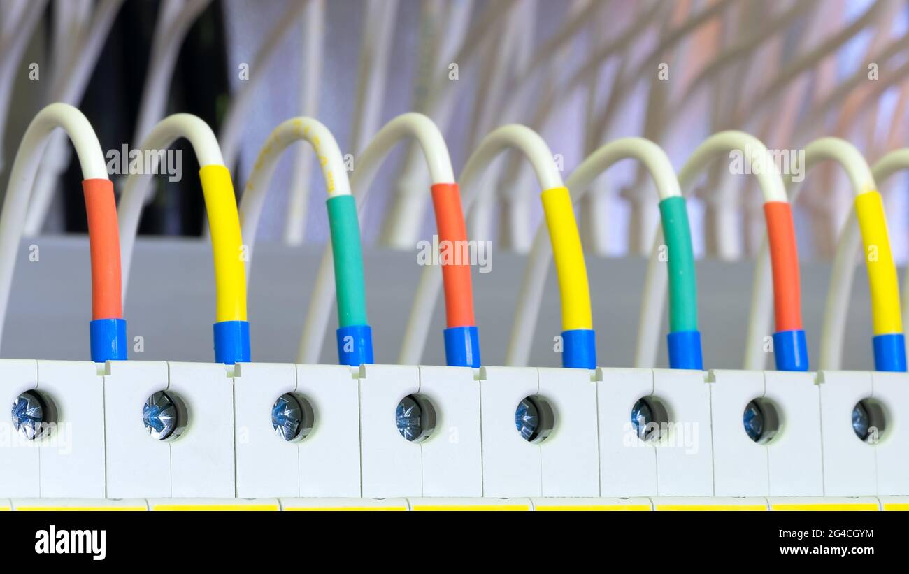 Fili colorati in una scatola di distribuzione di un'elettricità, pannello di controllo PLC con cablaggio, pannello di controllo elettrico per alimentazione e distribuzione elettrica Foto Stock