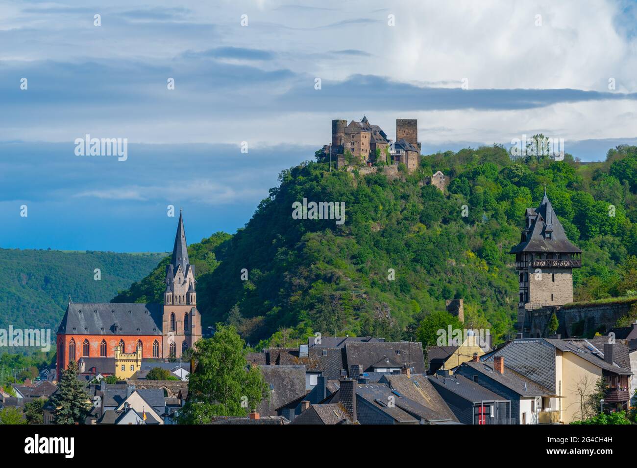 Castello Schönberg sopra la ben conservata città medievale di Oberwesel, Valle del Medio Reno, Patrimonio dell'Umanità dell'UNESCO, Renania-Palatinato, Germania Foto Stock
