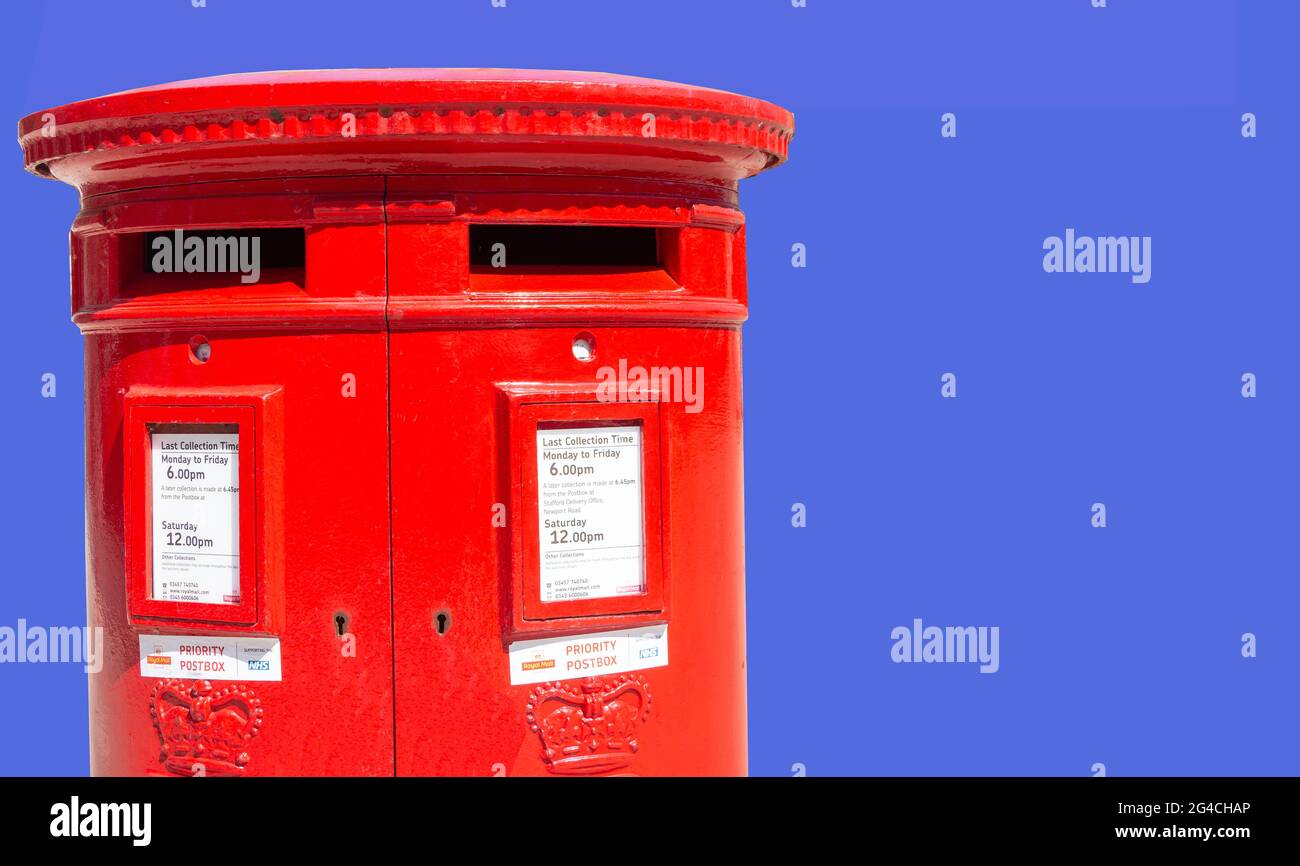 Scatola a colonna a doppia apertura Royal Mail, Market Square, Stafford, Staffordshire, Inghilterra, Regno Unito Foto Stock