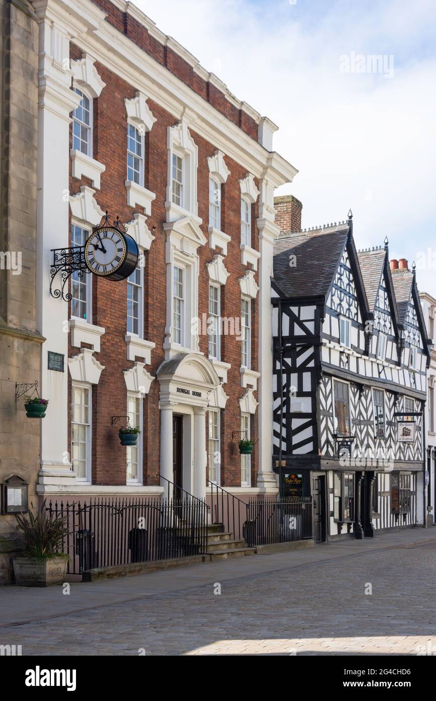 Donegal Council House e il Tudor di Litchfield, Bore Street, Lichfield, Staffordshire, Inghilterra, Regno Unito Foto Stock