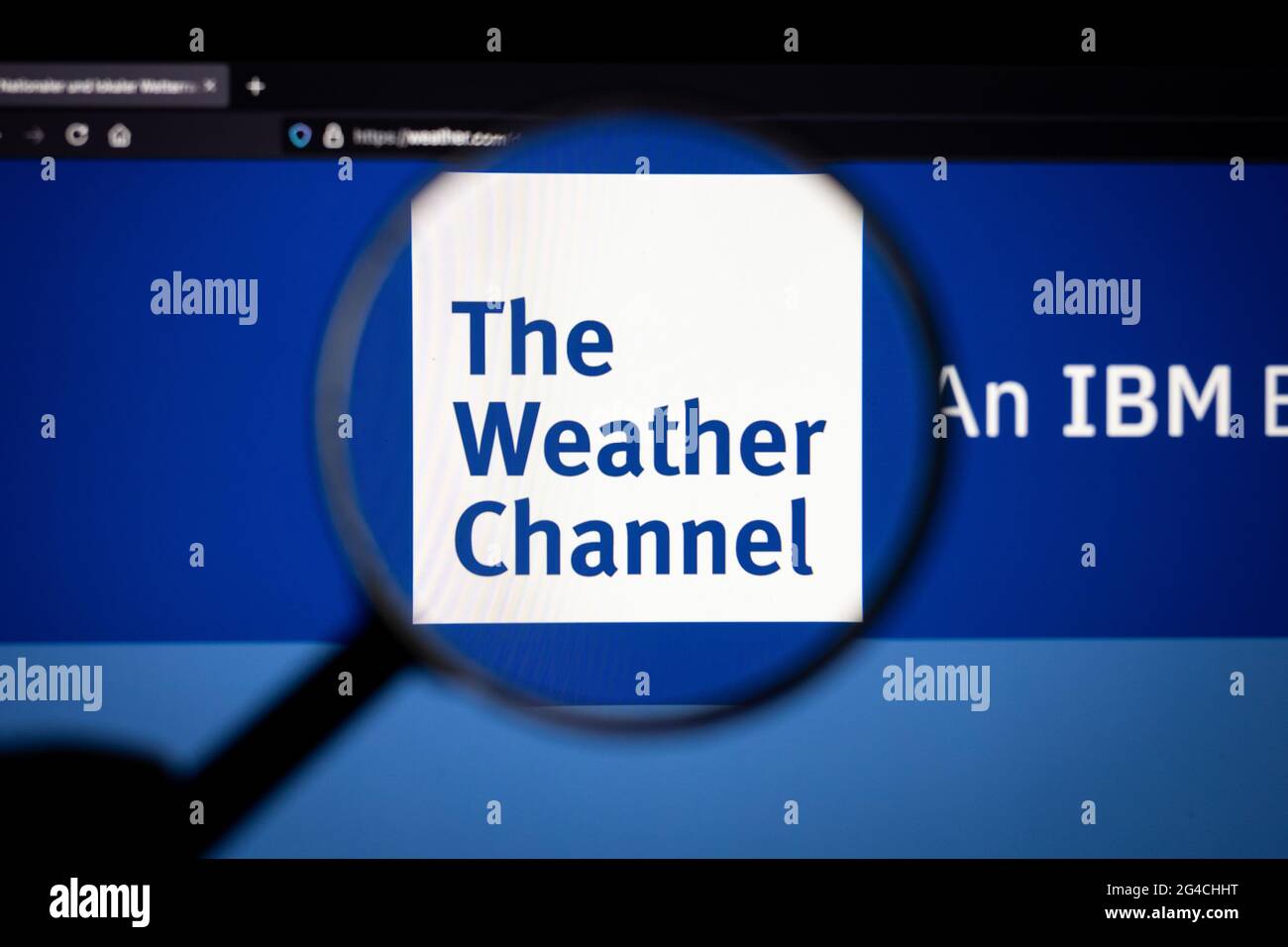 Il logo della società Weather Channel su un sito Web visualizzato sullo schermo di un computer tramite una lente di ingrandimento. Foto Stock