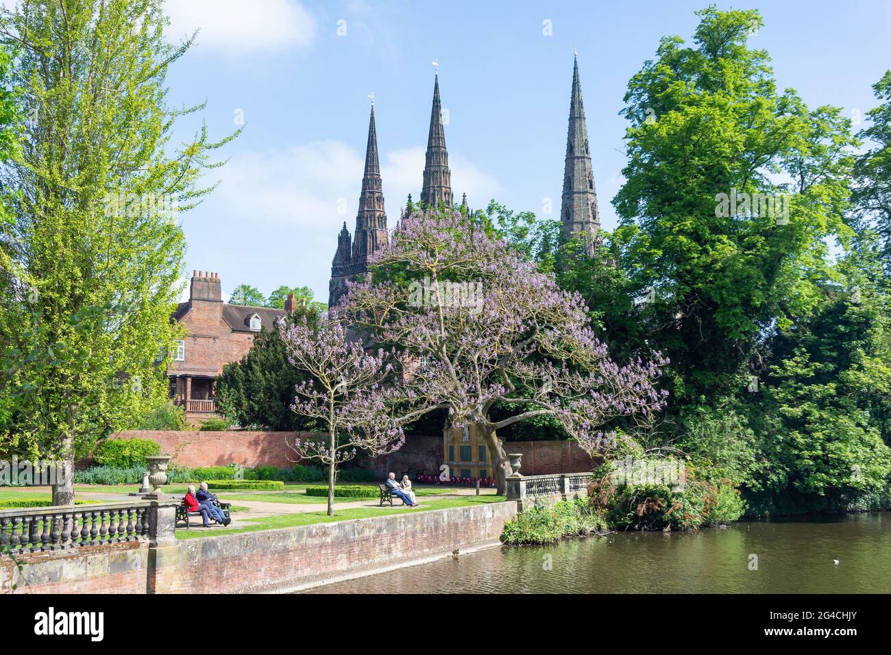 Cattedrale di Litchfield del XII secolo da Minster Pool, Lichfield, Staffordshire, Inghilterra, Regno Unito Foto Stock