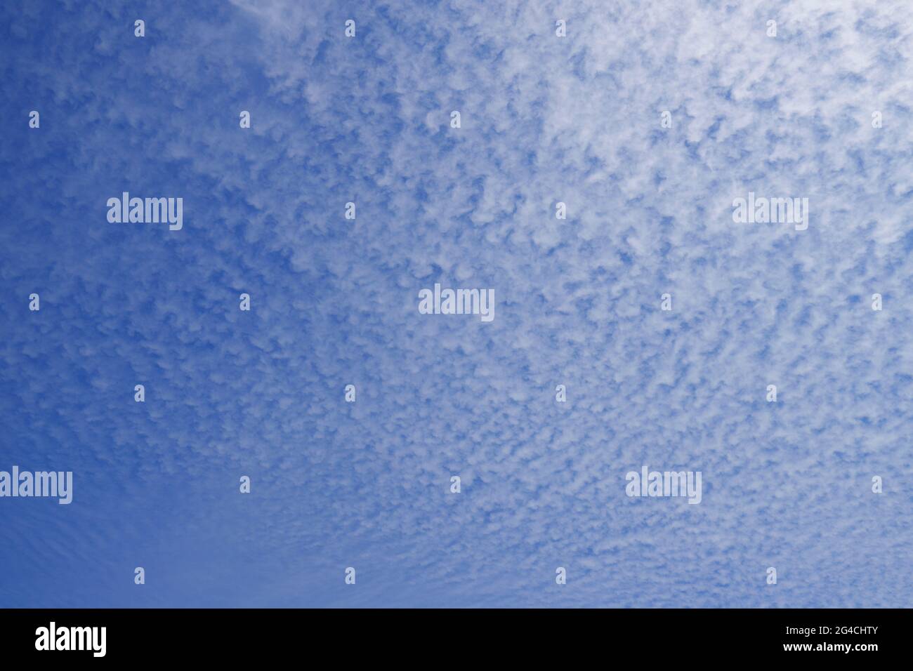 Altocumulus nuvole sopra Flamborough in East Yorkshire, UK Foto Stock