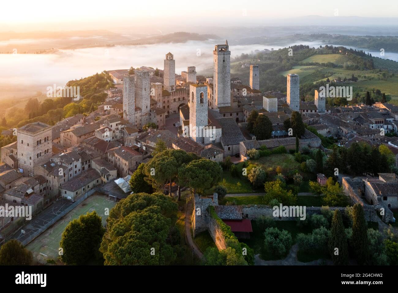 Veduta aerea delle torri di San Gimignano all'alba. Provincia di Siena, Toscana, Italia, Europa. Foto Stock