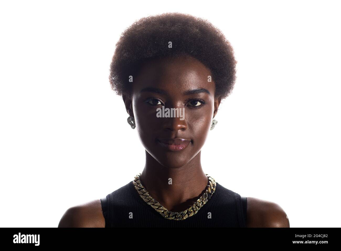 Primo piano ritratto a faccia intera di donna afroamericana nera con acconciatura afro su sfondo bianco dello studio. Foto Stock