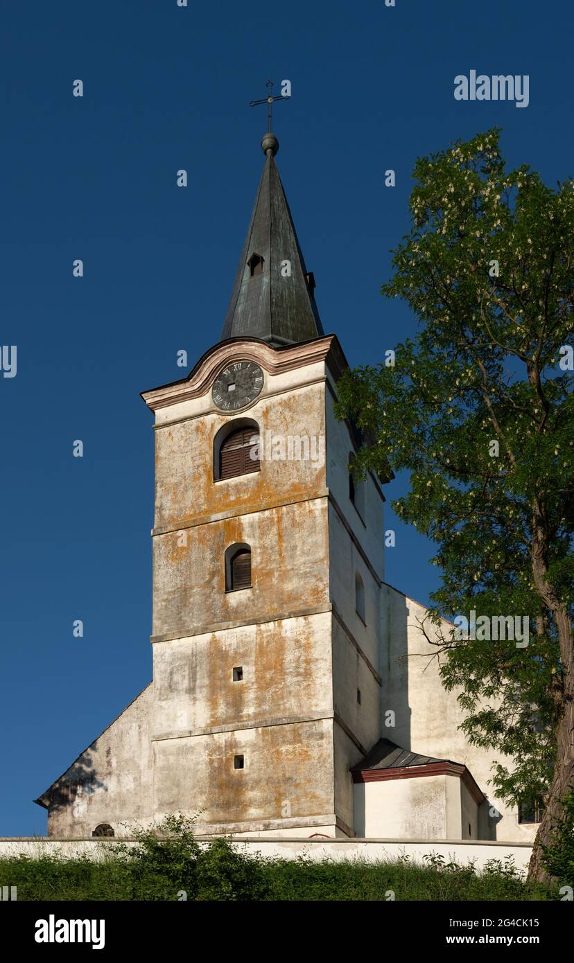 Chiesa di San Pietro e San Paolo a Lodhéřov, Repubblica Ceca. Edificio medievale, parzialmente modificato in epoca barocca. Attualmente non utilizzato per il culto. Foto Stock