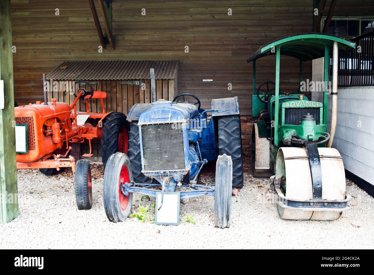 Trattori vintage e Road Roller, Museum of Farming, Murton Park, North Yorkshire, Inghilterra Foto Stock