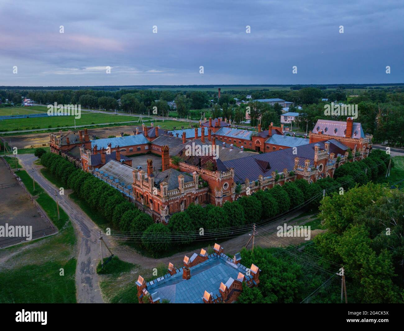 Vista aerea delle scuderie storiche e dell'ippodromo di Starozhilovo, regione di Ryazan. Foto Stock