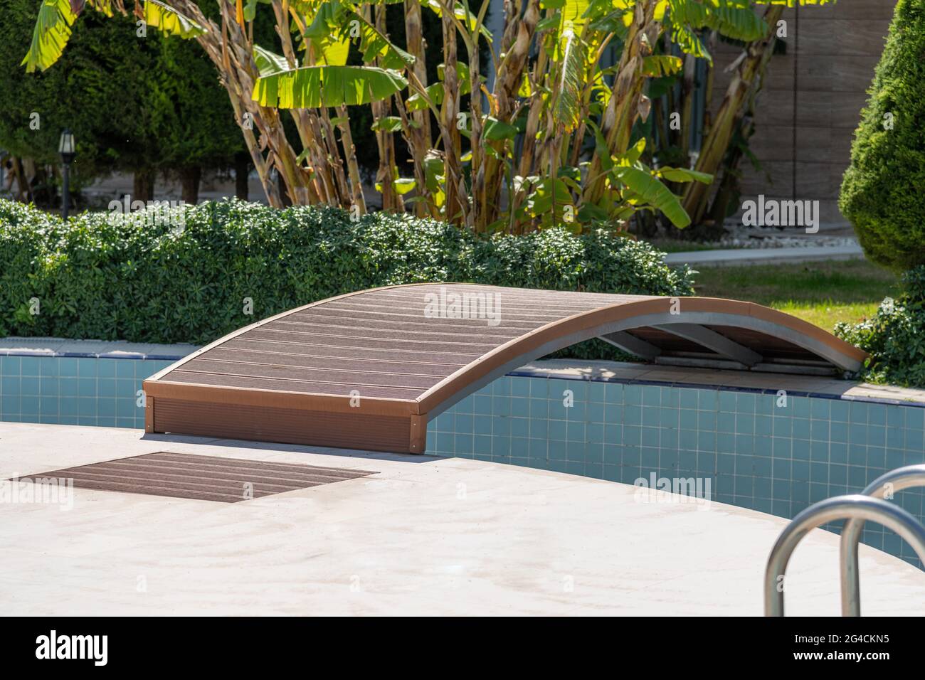 Ponte coperto composito sulla piscina. Foto Stock