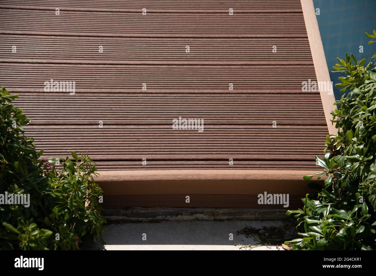 Ponte coperto composito sulla piscina. Foto Stock