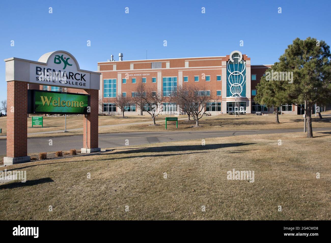 Cartello di benvenuto e edificio del Jack Science Center nel campus del Bismarck state College di Bismarck, North Dakota - l'edificio è stato completato nel 1998 Foto Stock